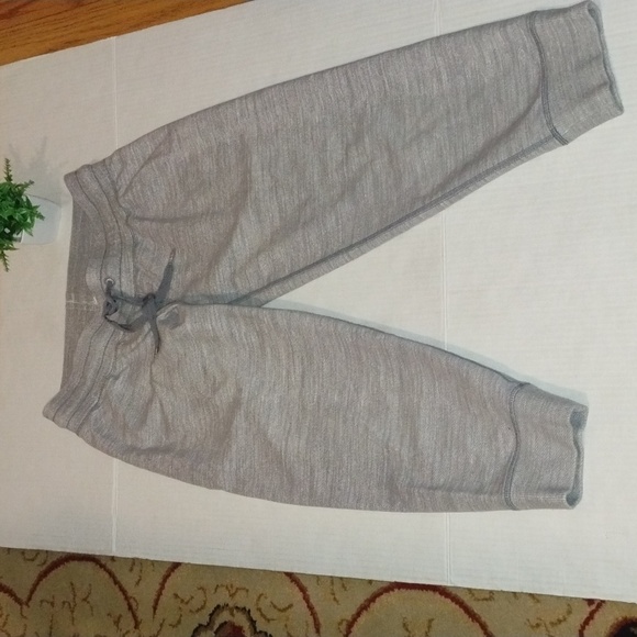 lululemon athletica Tea Lounge Crop Joggers. Womens size 6. Heather Gray color. - Picture 10 of 15